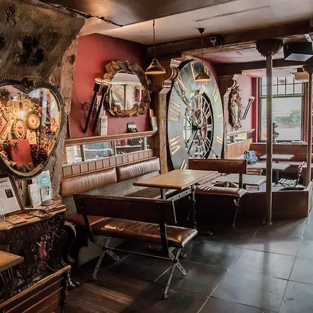 Hostal St Christopher's At The Bauhaus Brujas